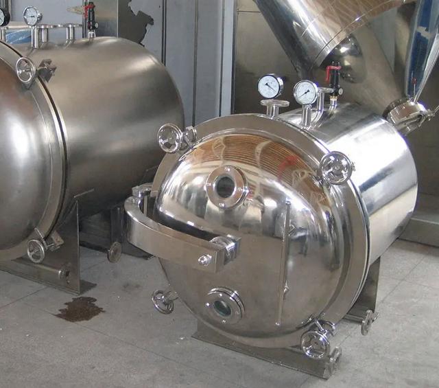 圆形真空干燥机的工作原理与应用优势